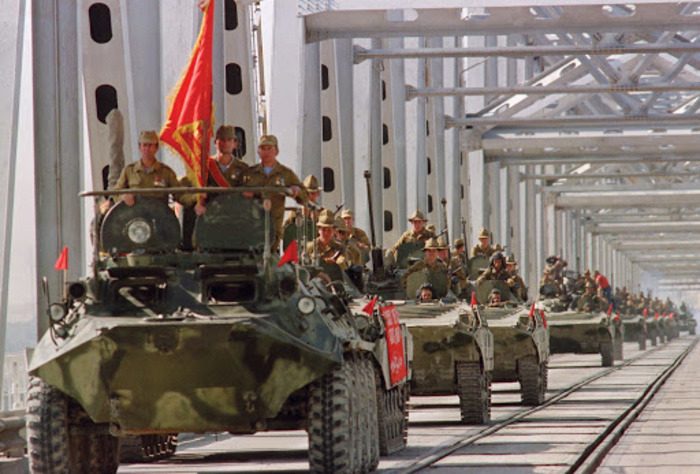 Почему советские солдаты ездили на танках и БТР сидя на броне?