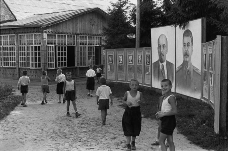 Почему многие поколения советских людей с такой теплотой вспоминали пионерлагерь?