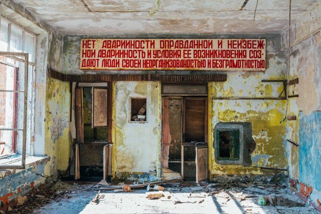 Агитационные плакаты и вывески советской эпохи
