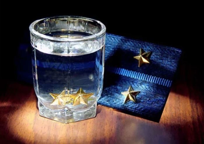 Почему советские солдаты и офицеры клали награды и звезды в стакан с водкой?