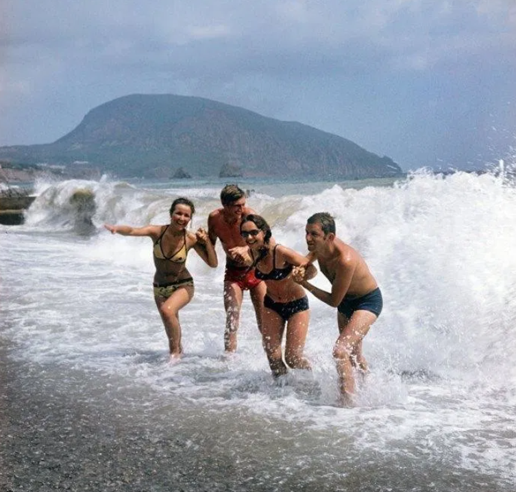 Советские женщины и мужчины на пляже