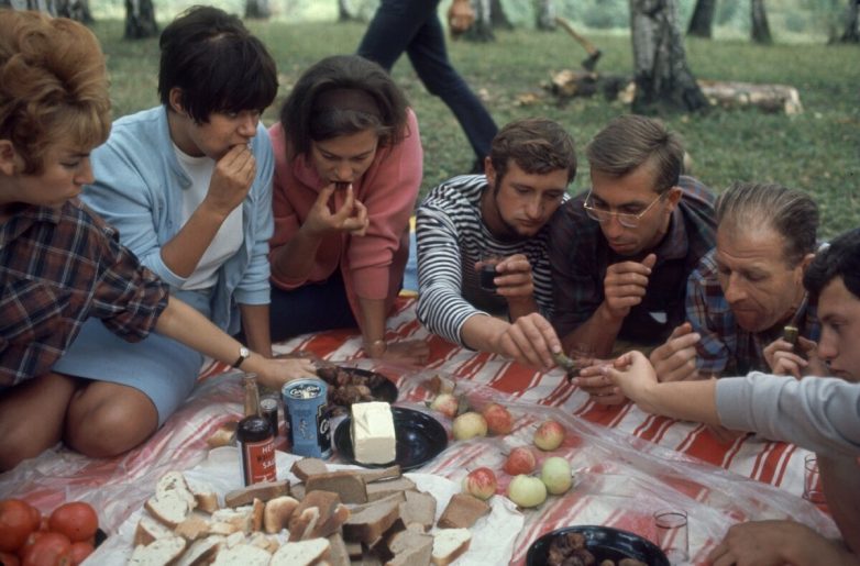 Как советские люди выезжали по выходным на пикник