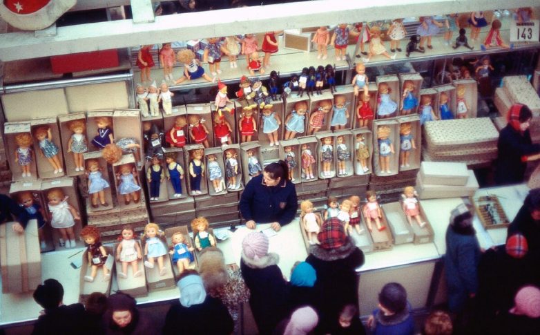 Прилавки и витрины с игрушками в СССР. Я многих кукол помню, оказывается