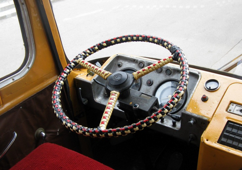 Вот почему водители советских автобусов перематывали руль пластиком