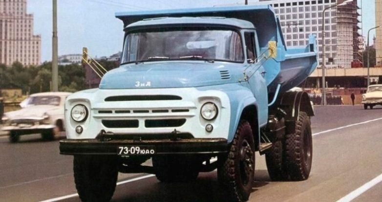 А вы знали, почему кабины ЗИЛ-130 окрашивали в голубой цвет?