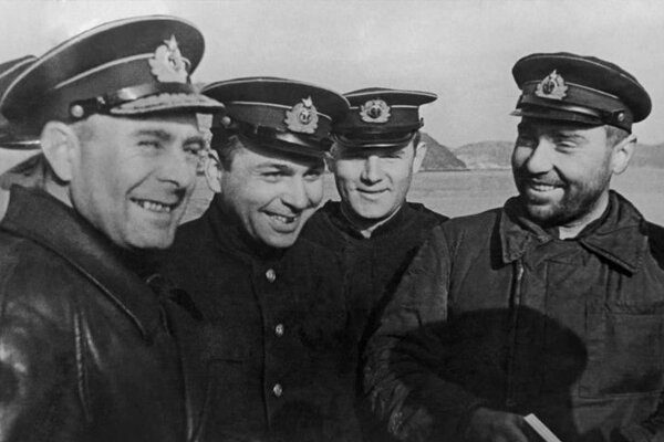Что Сталин сделал с адмиралом, который приказал выпустить заключенных из лагерей и отправить их на фронт?