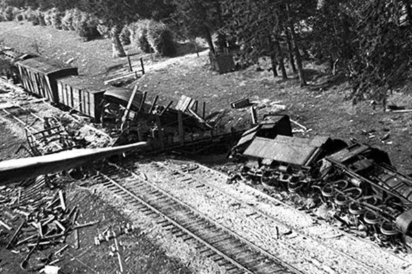 Как советский партизан в одиночку двумя минами взорвал 65 немецких вагонов с бомбами, 5 &quot;Тигров&quot; и 12 бронемашин?