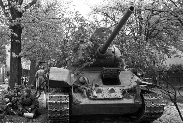 Зачем наши танкисты вешали на пушку Т-34-85 ведро?