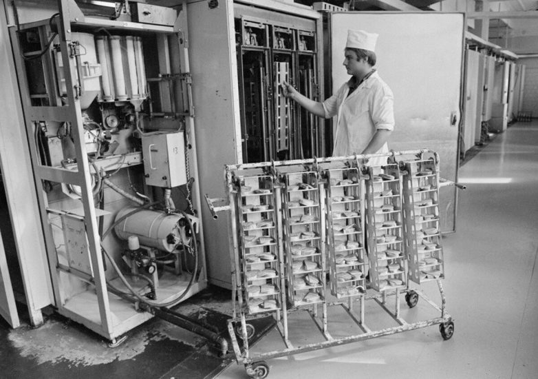 Советские торговые автоматы. Похоже, некоторые идеи японцы взяли у нас