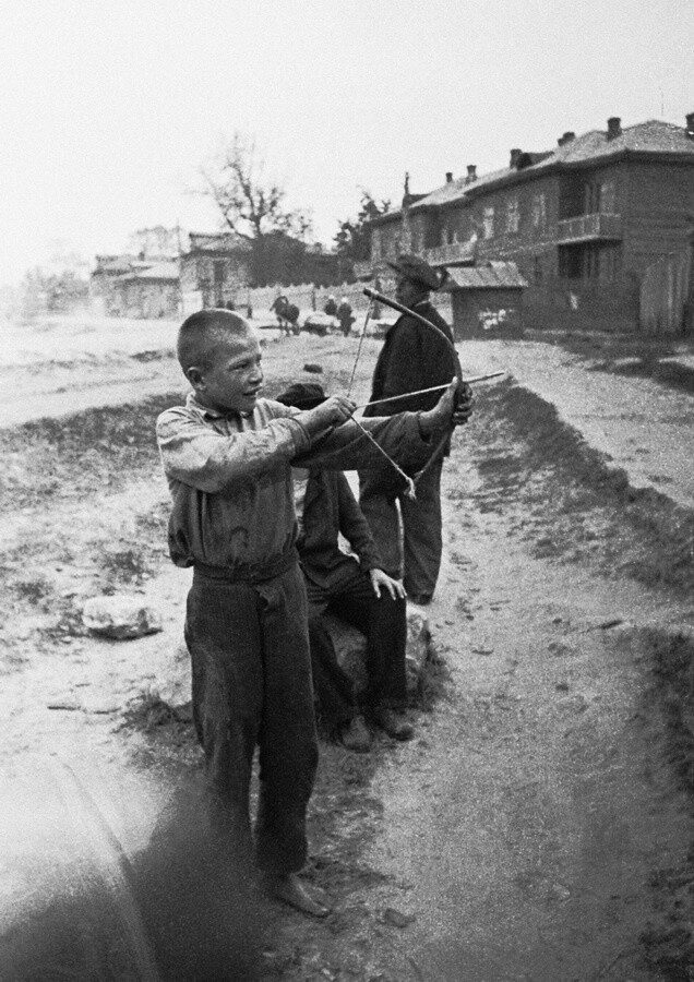 Лук и стрелы в руках у советских граждан