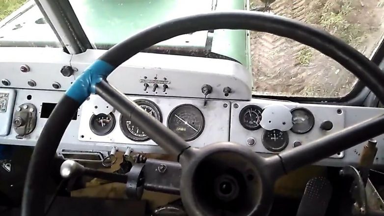 Приборные панели советских колёсных тракторов