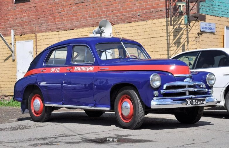 А вы знали, почему советские милицейские автомобили красили в такие цвета?