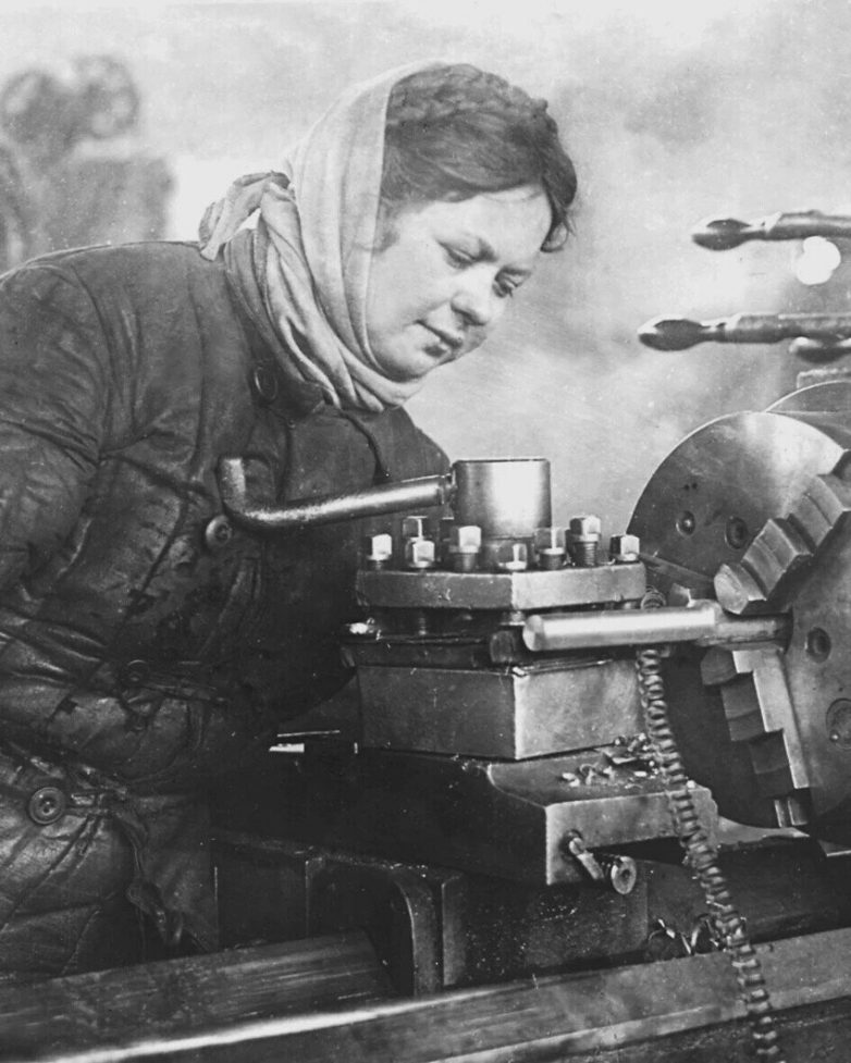 Пронзительные снимки советских женщин и их трудовом подвиге во время войны