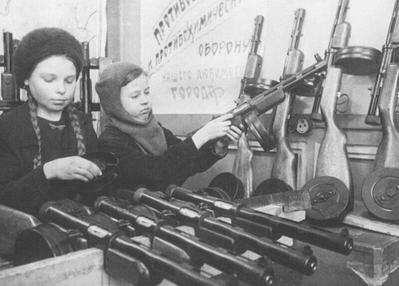 Пронзительные снимки советских женщин и их трудовом подвиге во время войны