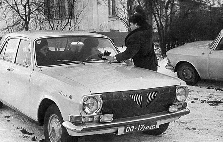 Какие были автомобили у советских хоккеистов