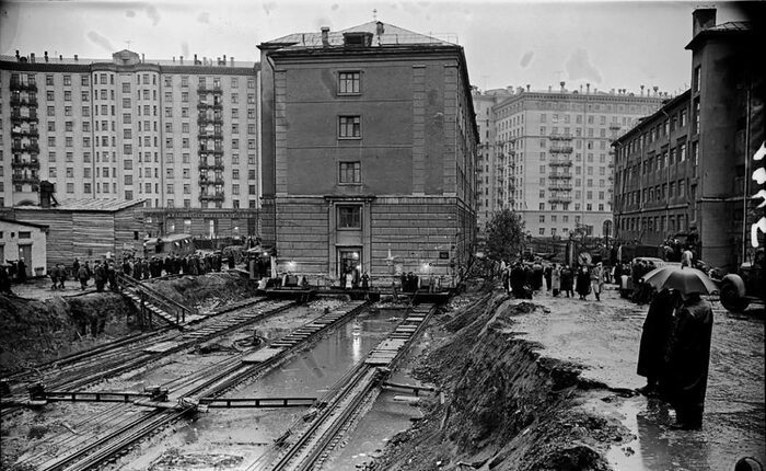 Как в советское время перемещали многоэтажки