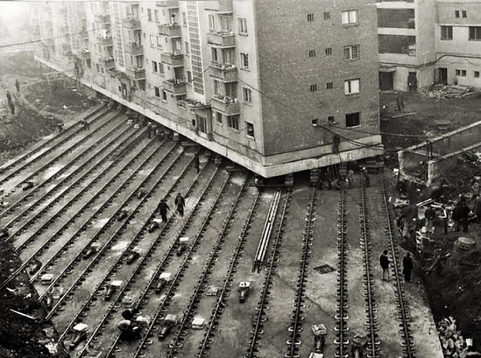 Как в советское время перемещали многоэтажки