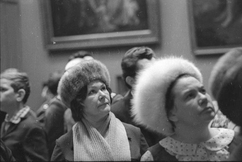 Почему советские женщины не снимали шапку внутри помещения?