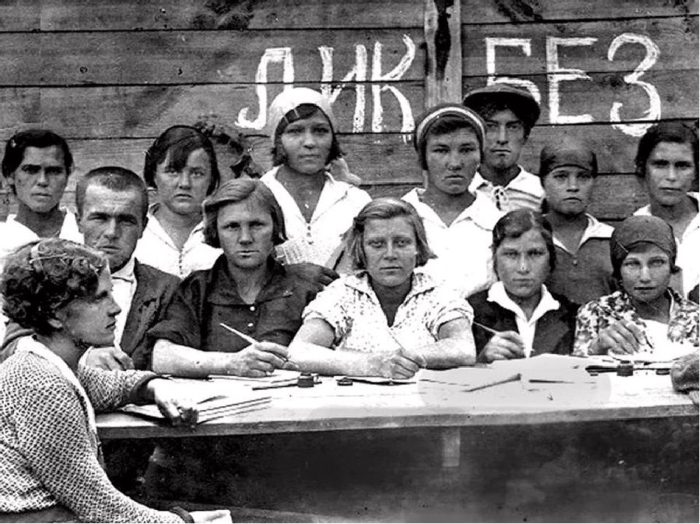 Зачем в СССР вводили платную учёбу в старших классах