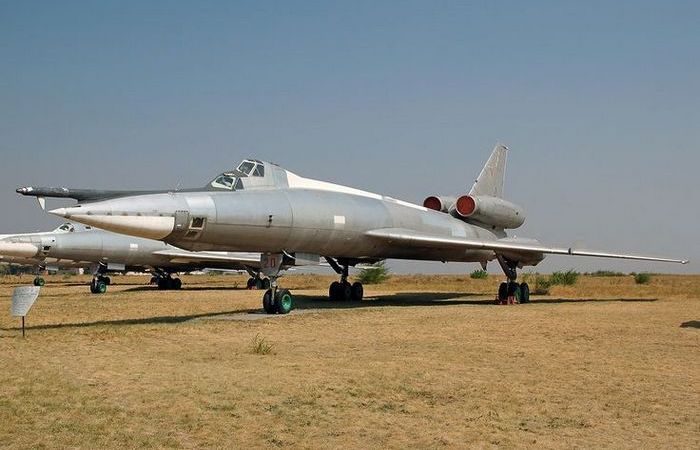 Стратегические бомбардировщики Ту-16 и Ту-22, которых осталось всего несколько штук
