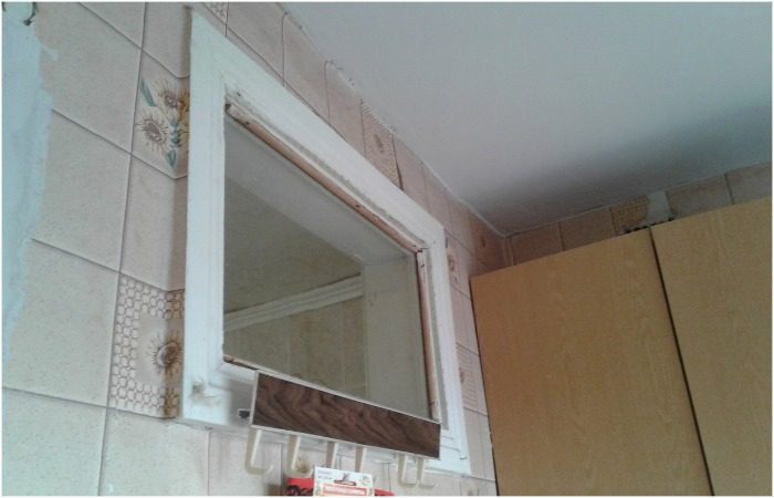Для чего строители добавляли окно между кухней и ванной