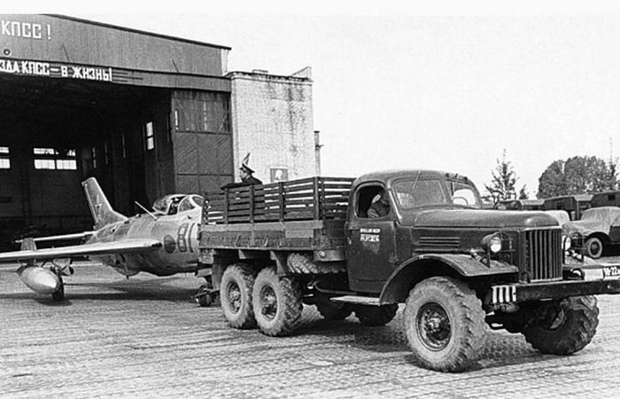 За что советские водители любили и ненавидели легендарный ЗиЛ-157