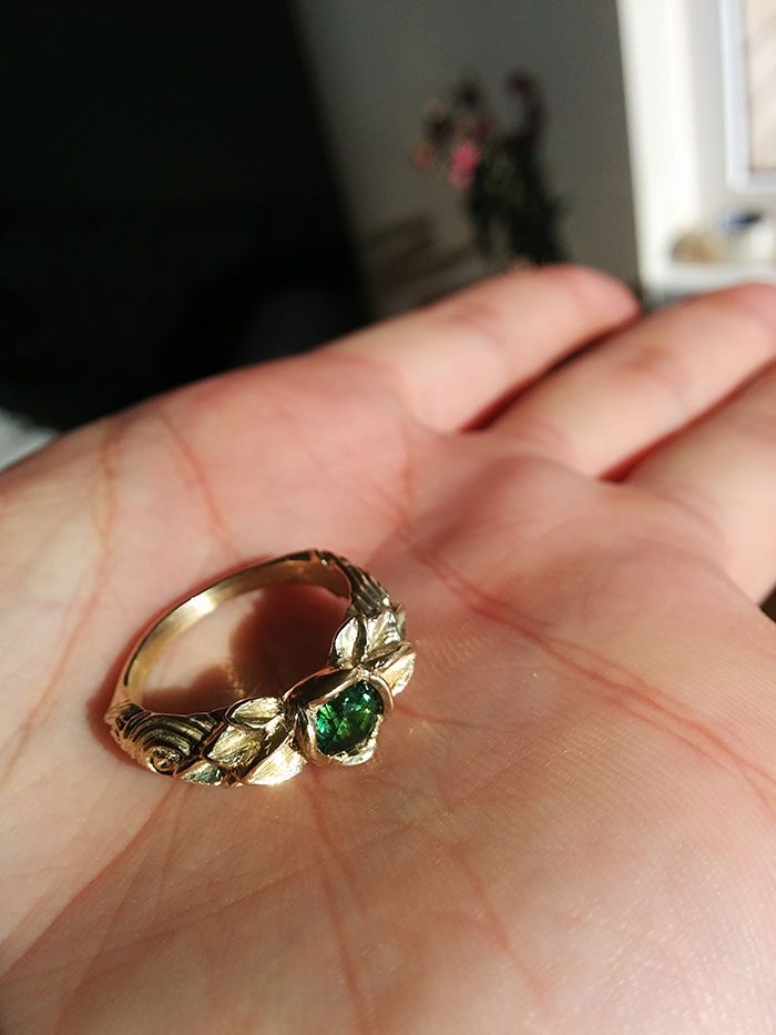 Золотой подарок жене. Необычные кольца. Перстень женский. Кольцо подарок. Интересные золотые кольца.
