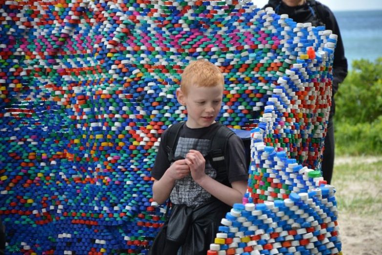 Павильон из более 75000 крышек от бутылок