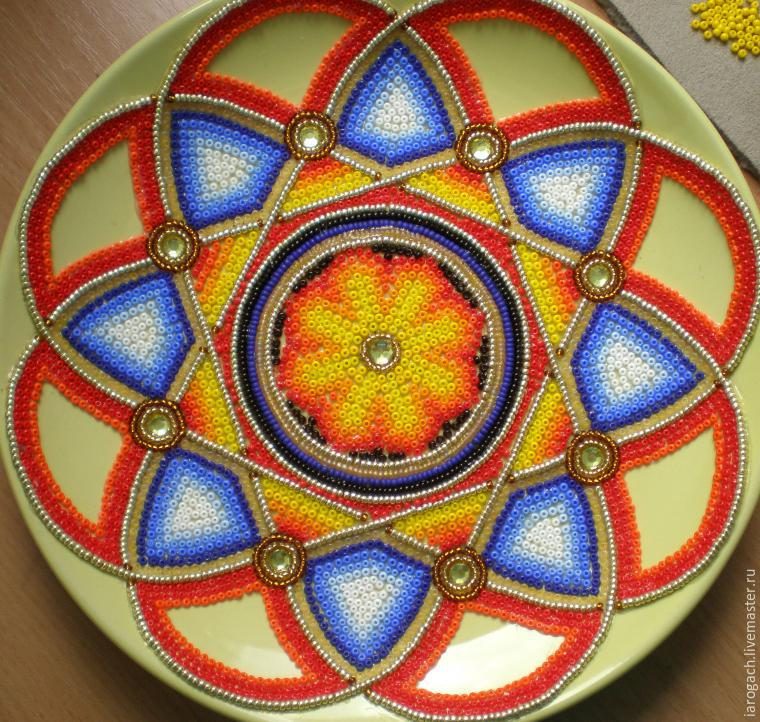 Декоративная тарелка в технике инкрустации бисером