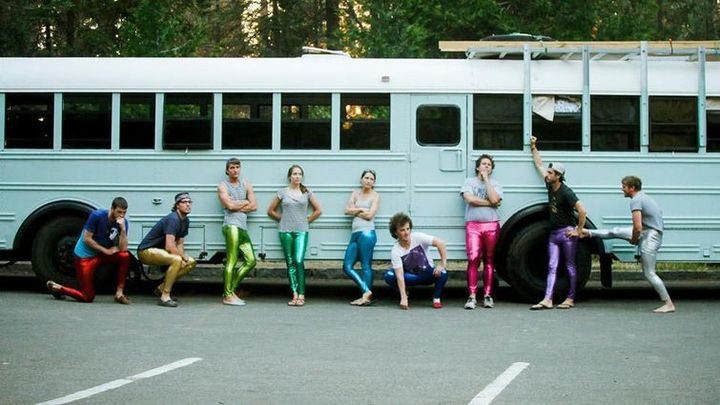 Выпускники колледжа превратили старый школьный автобус в эпичный дом