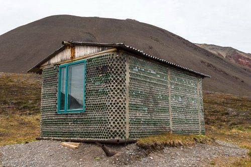Бутылочный домик на Шпицбергене