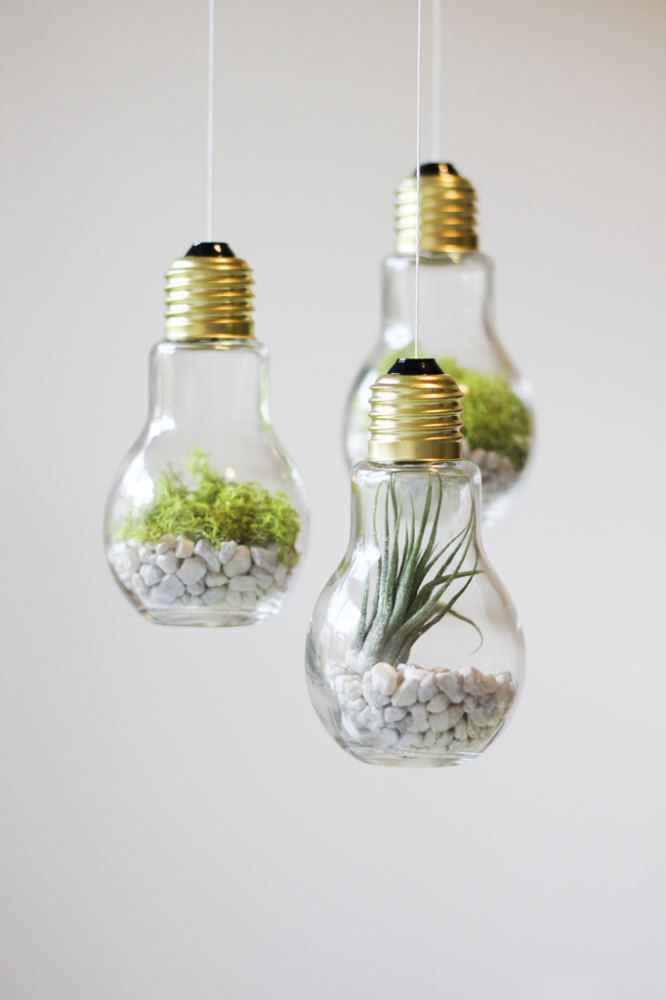 Как использовать отслужившие лампочки: 18 идей декора