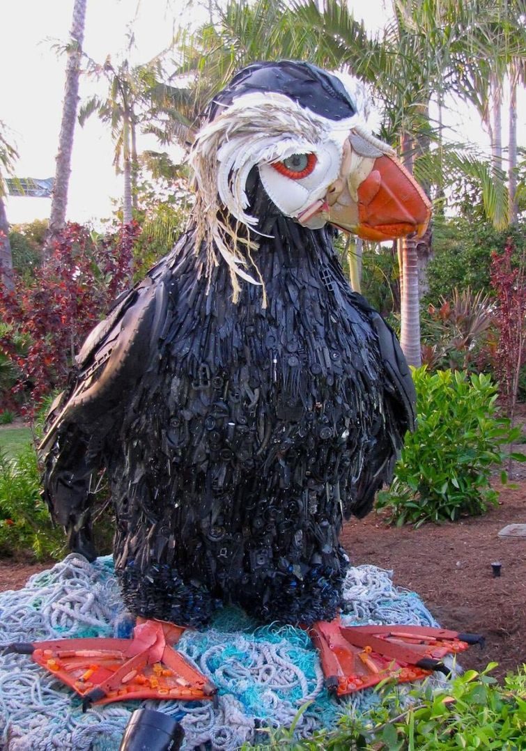 Гигантские скульптуры, целиком сделанные из мусора, найденного на пляже