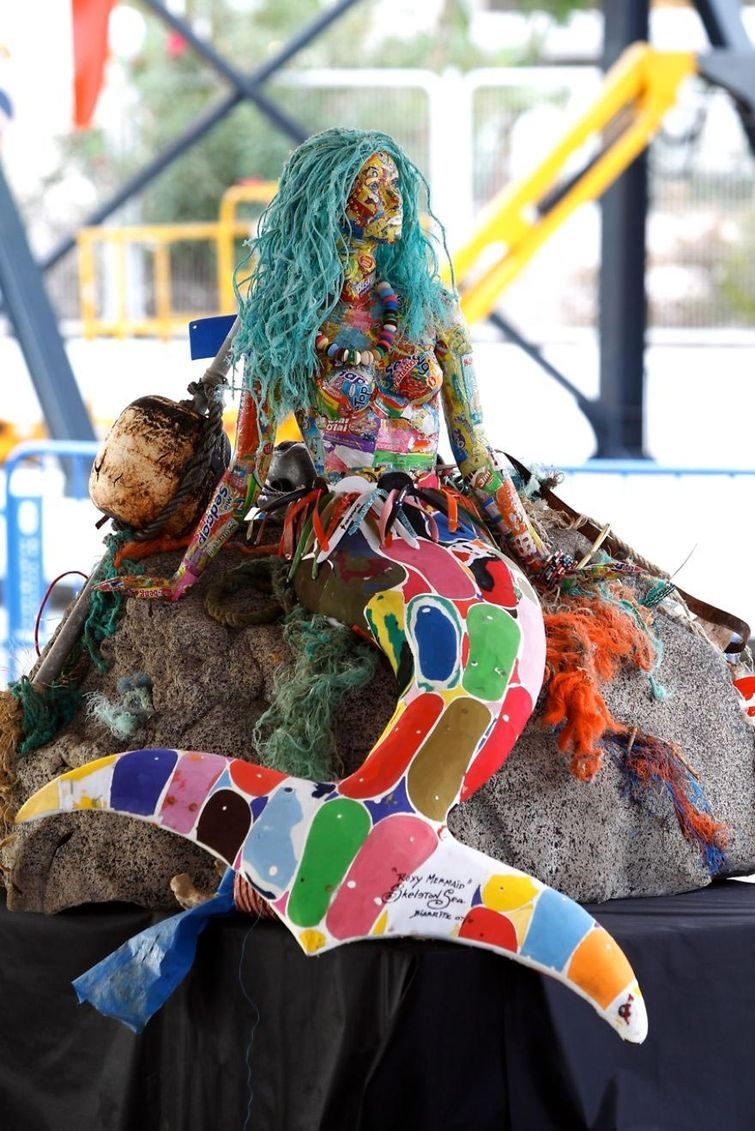 Гигантские скульптуры, целиком сделанные из мусора, найденного на пляже