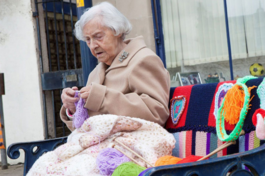 104-летняя бабушка стала уличным художником