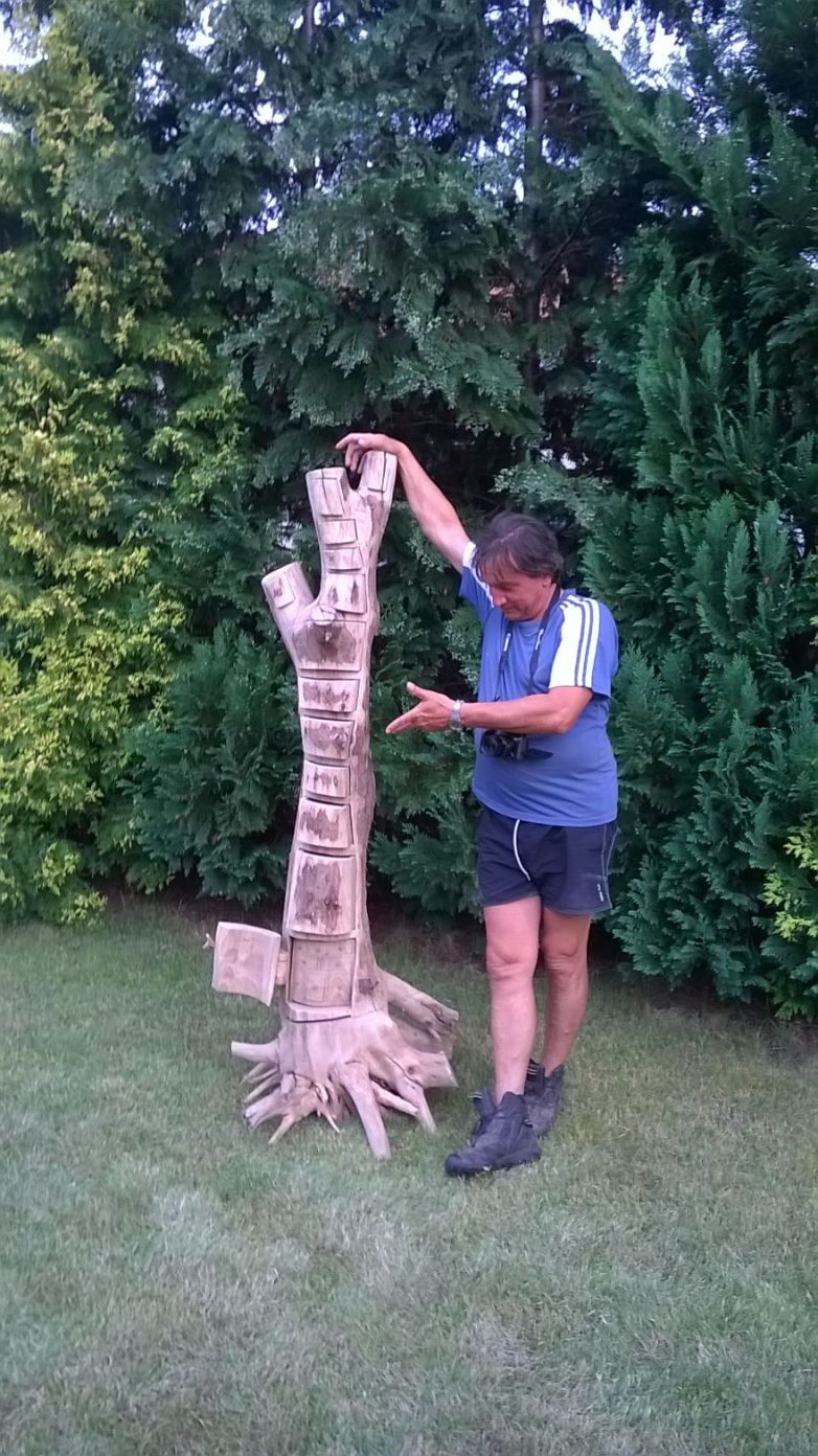 Мужчина мастерит оригинальные шкафы из цельного дерева