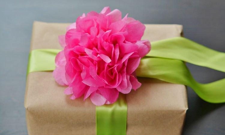 Как сделать цветы для оформления подарков из оберточной бумаги