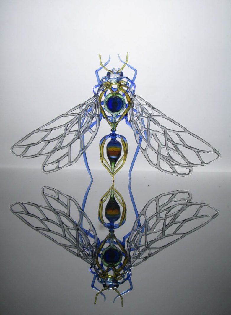 Художник из Индонезии превращает стеклотару в произведения искусства