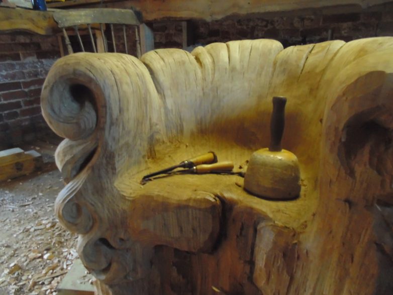 Удивительной красоты кресло, вырезанное из цельного дубового пня