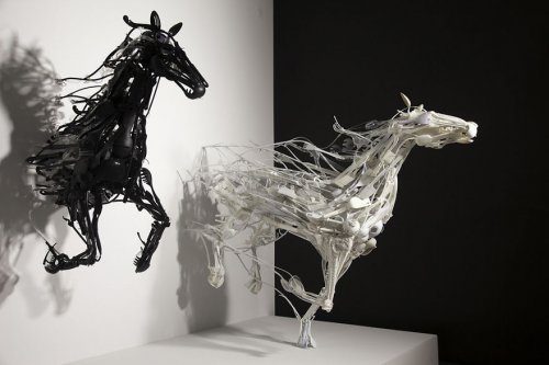 Скульптуры животных из использованного пластика