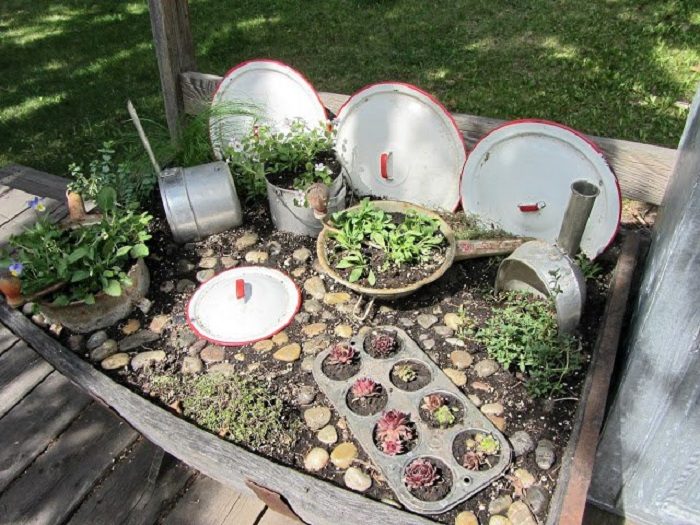 Украшаем сад с помощью простых кухонных предметов