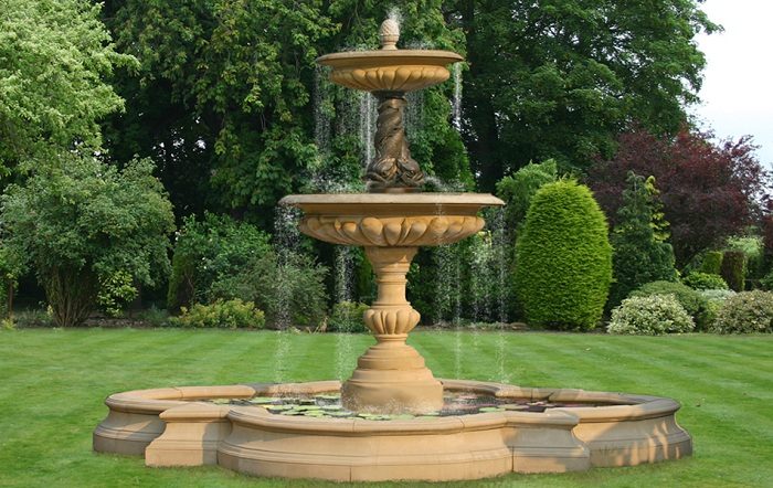 Удивительные садовые фонтаны