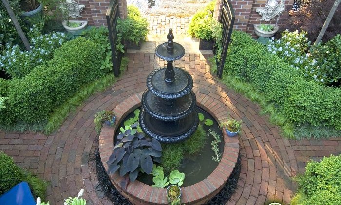 Удивительные садовые фонтаны