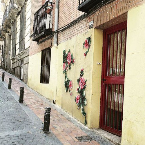 Вышитые крестиком узоры на испанских улицах