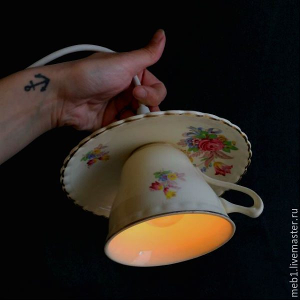 Интересный светильник из чайной пары