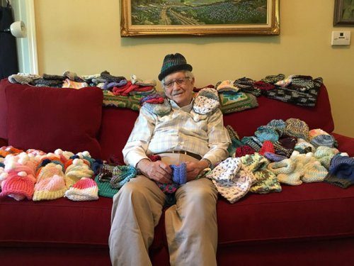 86-летний Эд Мозли вяжет шапочки для недоношенных детей