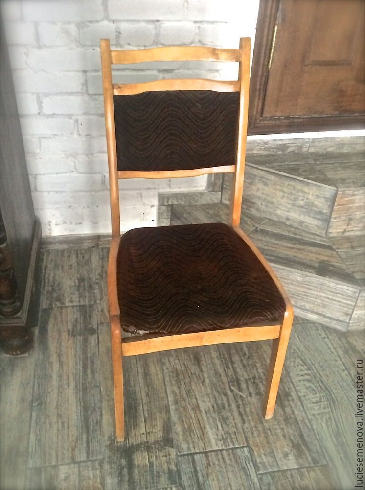 Стул стал черным. Старый стул. Старый стул со спинкой. Поломанный стул. Старый поломанный стул.