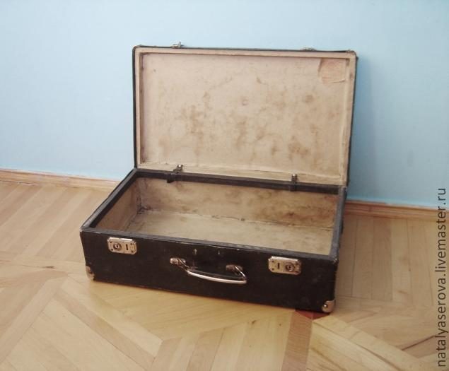Шкаф из старого чемодана