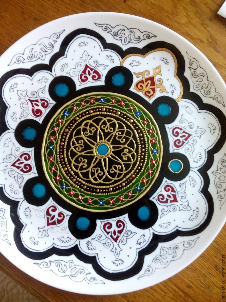 Керамическая тарелка в узбекском стиле