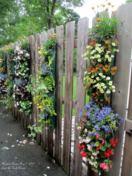 Как украсить забор в саду